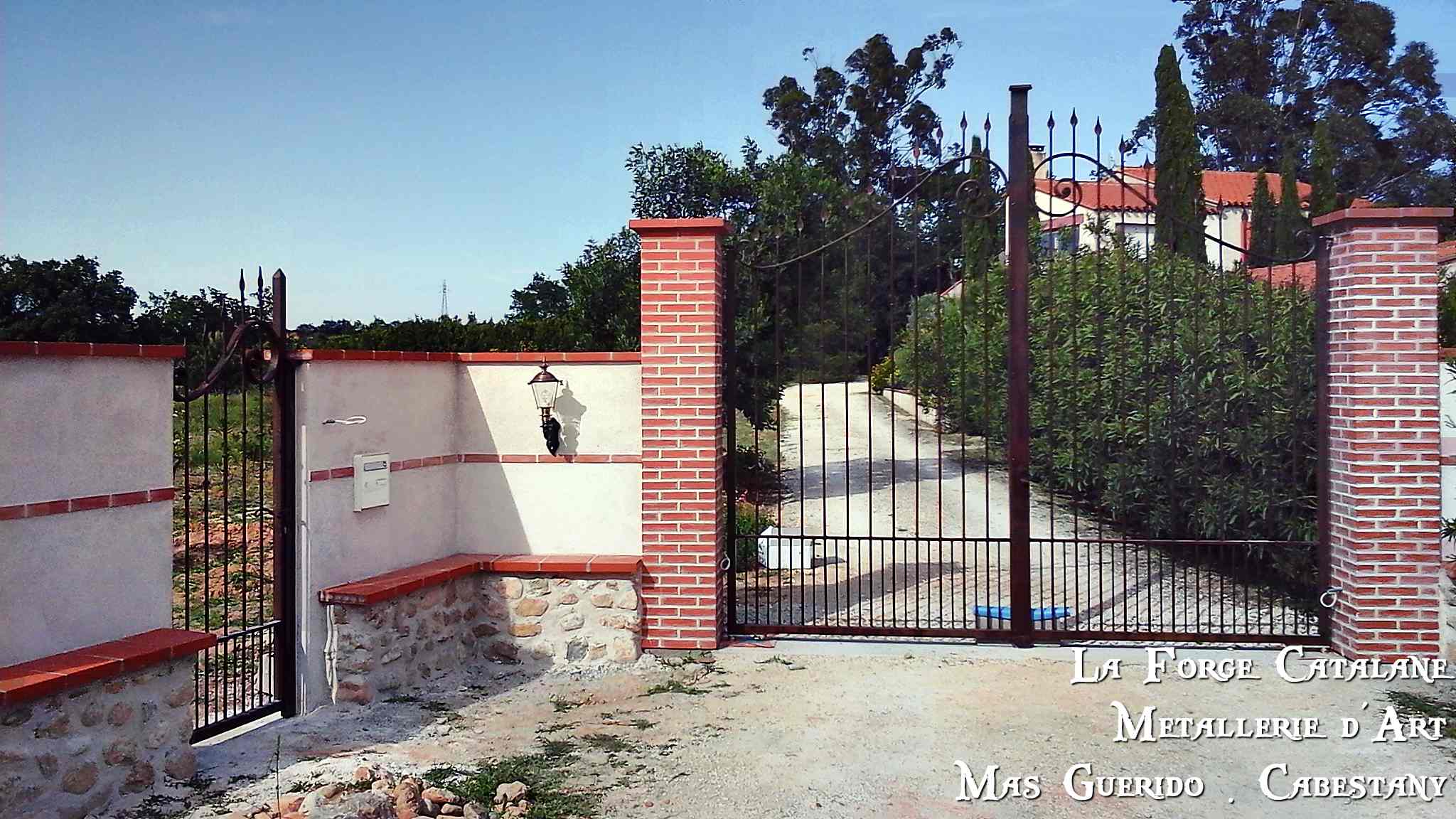 portail ouvrage double volute pointes forgees  forge catalane.jpg